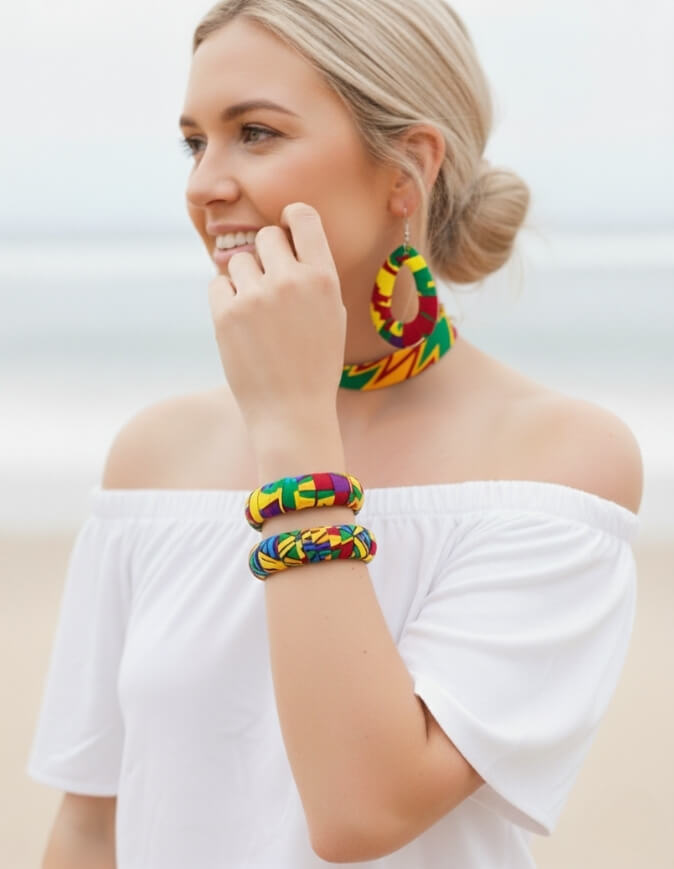 ensemble boucle d'oreille collier et bracelet wax africain ankara. boucles d'oreilles pendantes wax tissu ankara. boucles d'oreilles créoles femme wax africain ethnique. bijoux wax femme africaine, bijoux fantaisie, breloque africaine, bijoux ethniques, bijoux bohème, bijoux traditionnel chic