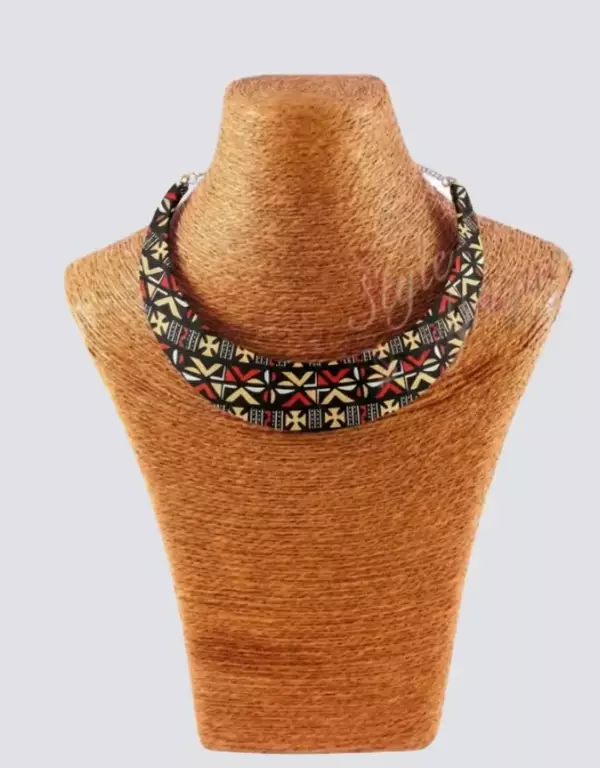 Collier ras de cou marron africain en pagne wax dans de magnifiques tons marron 